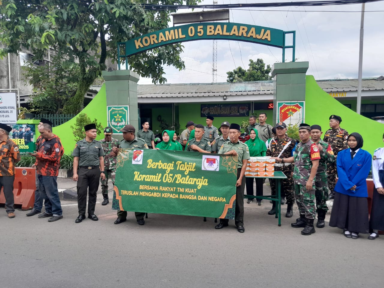 Koramil 05/Balaraja Bersama Persit, Pramuka, Paskibraka, dan Ormas Berbagi Takjil di Bulan Ramadan