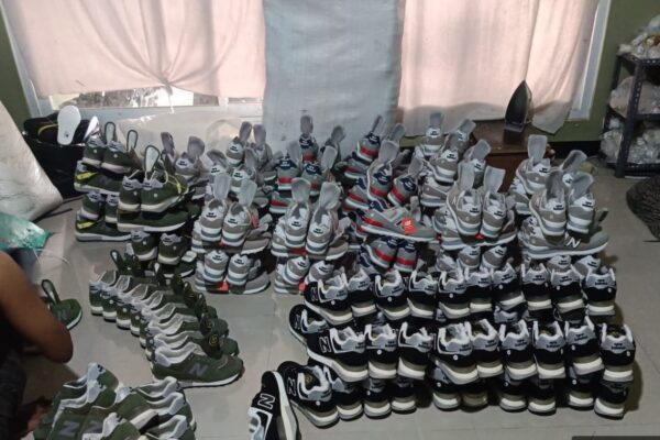 Pabrik Sepatu Tiruan di Cisoka: Logo ‘N’ New Balance Menempel di Setiap Pasang, Dugaan Pelanggaran Merek Menguat