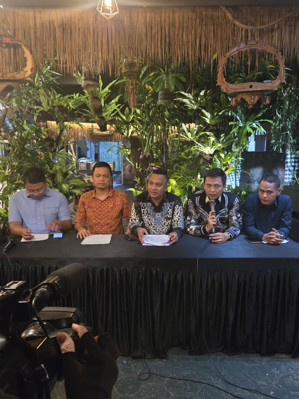 Konferensi Pers Dugaan Pengeroyokan Warga di Curug, Oknum Mata Elang Jadi Sorotan